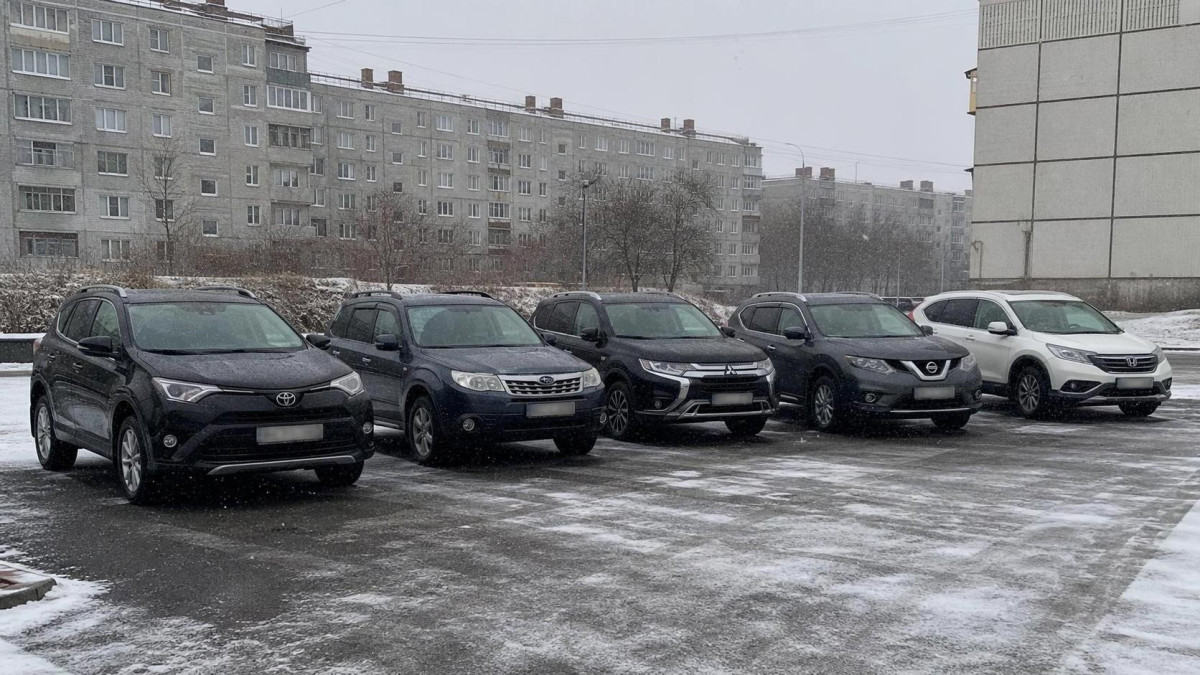 Пять кроссоверов на заснеженной парковке зимой