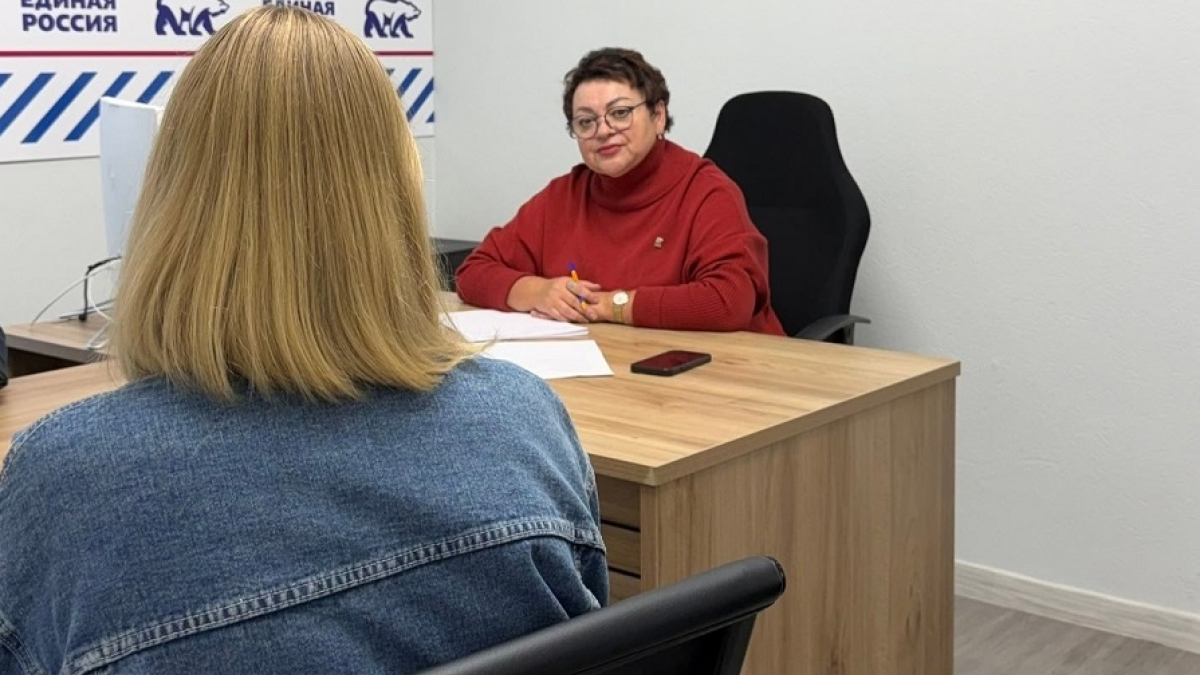 женщина на приеме у депутата