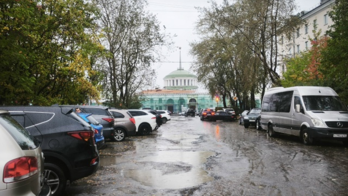 Автомобили и вокзал