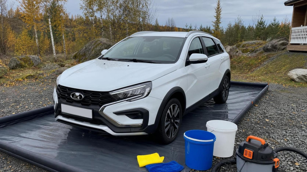 Чистый автомобиль на водонепроницаемой площадке для дачной мойки