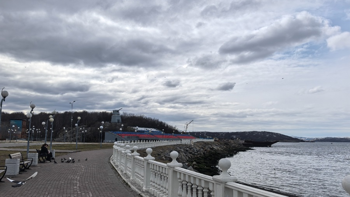 облака над берегом моря