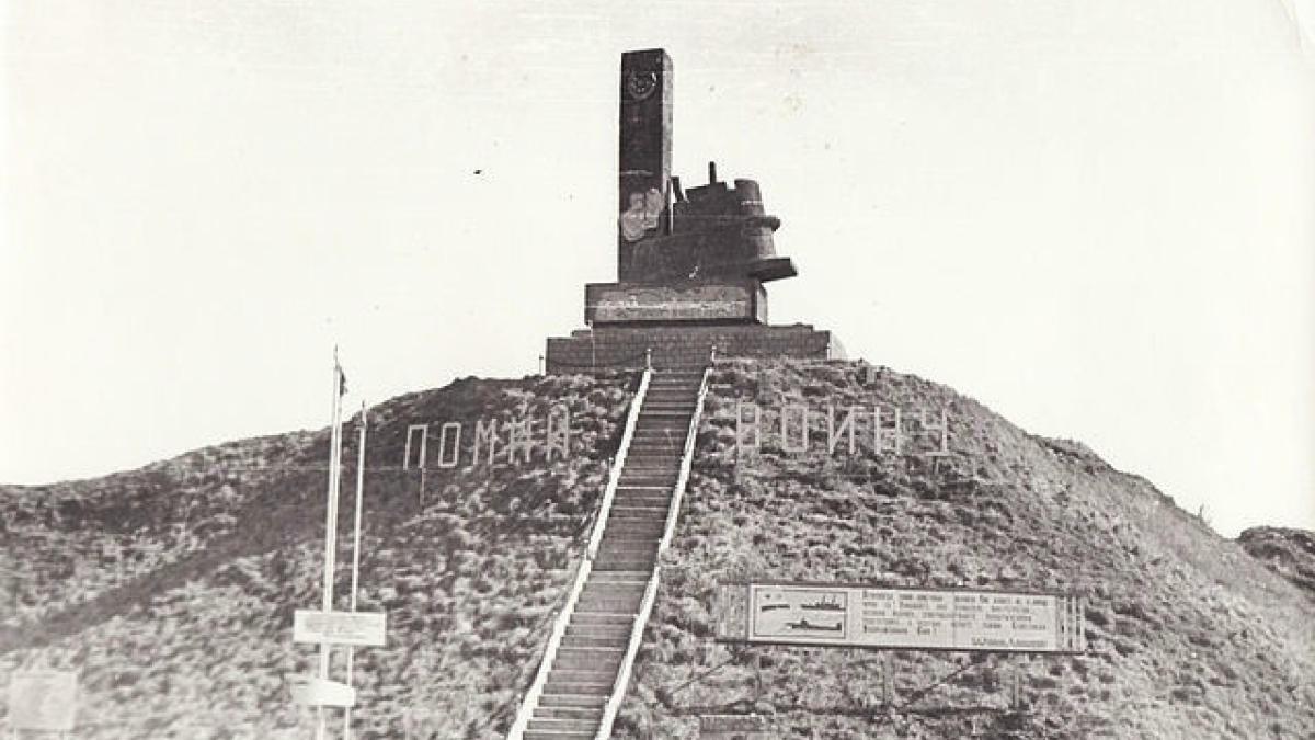 Старый снимок памятника