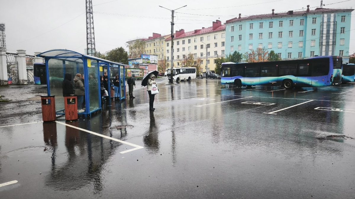 люди стоят под дождем