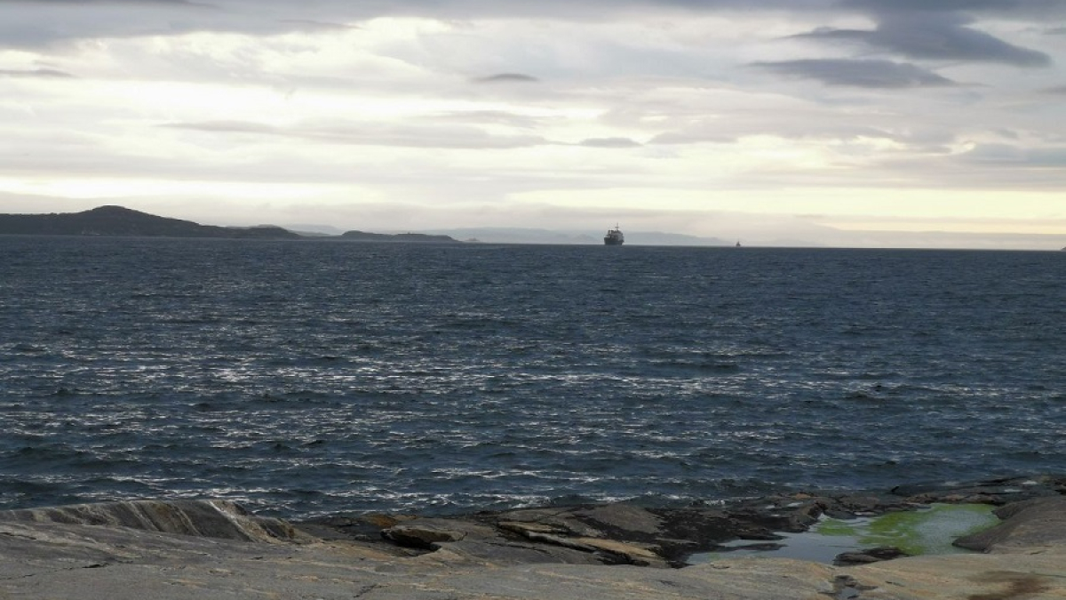 корабль вдалеке в море