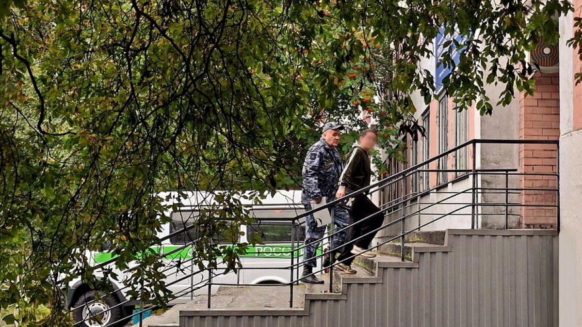 пристав ведет алиментщицу