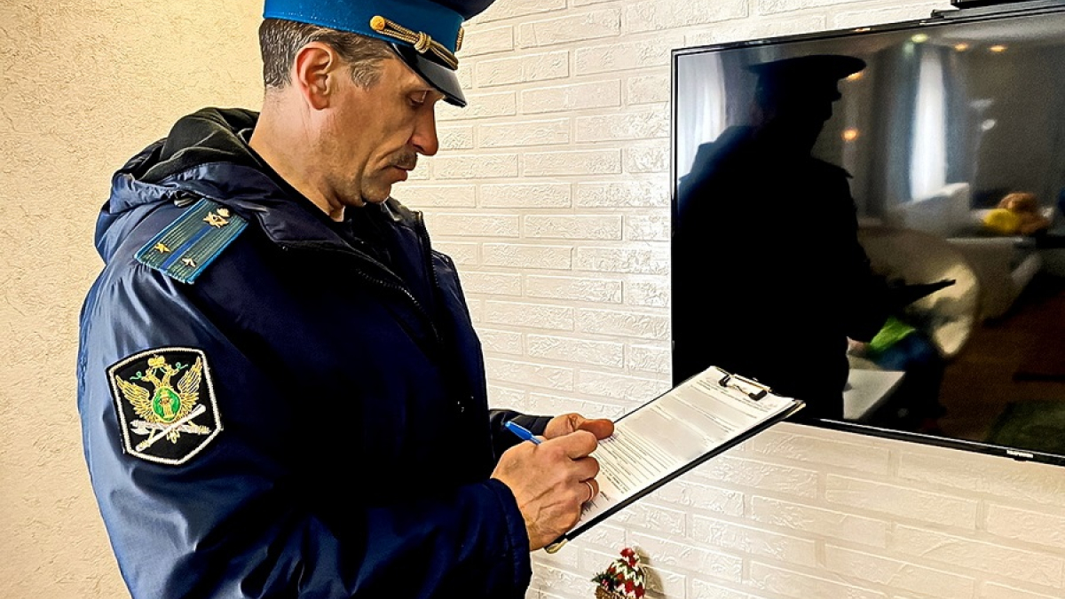 пристав заполняет документы