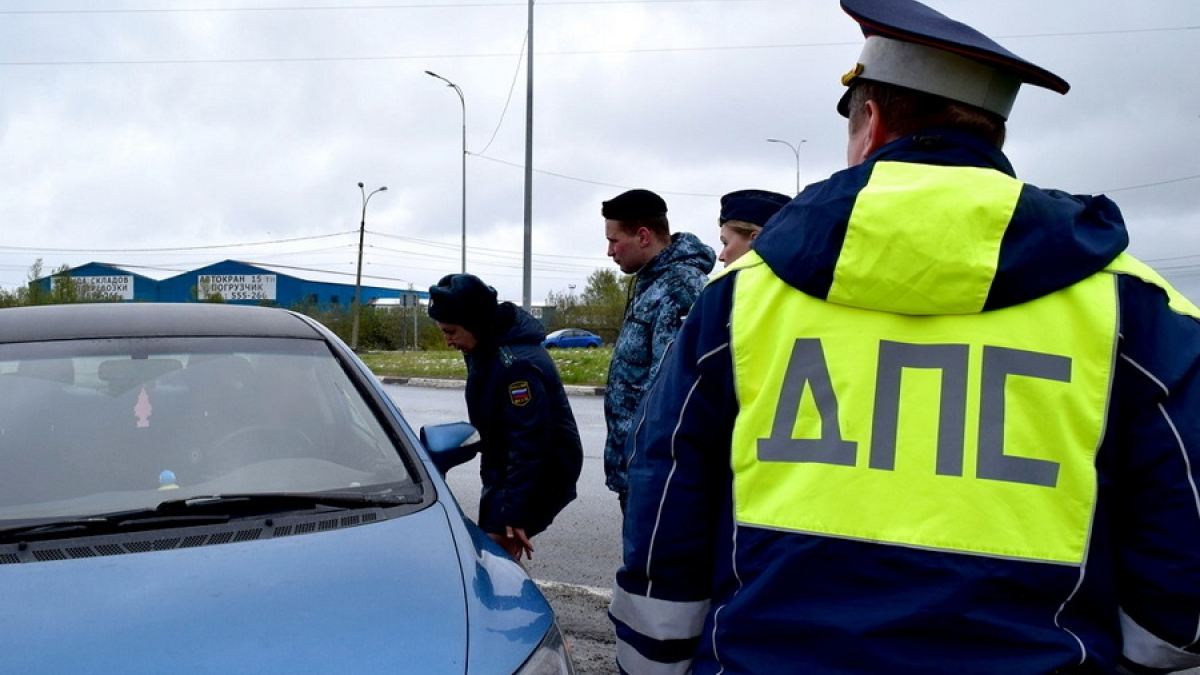 приставы и гаишник на дороге