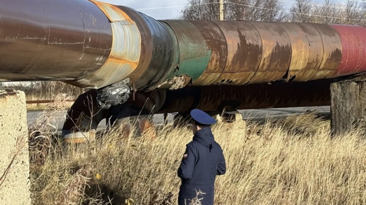 прокурор возле труб на улице