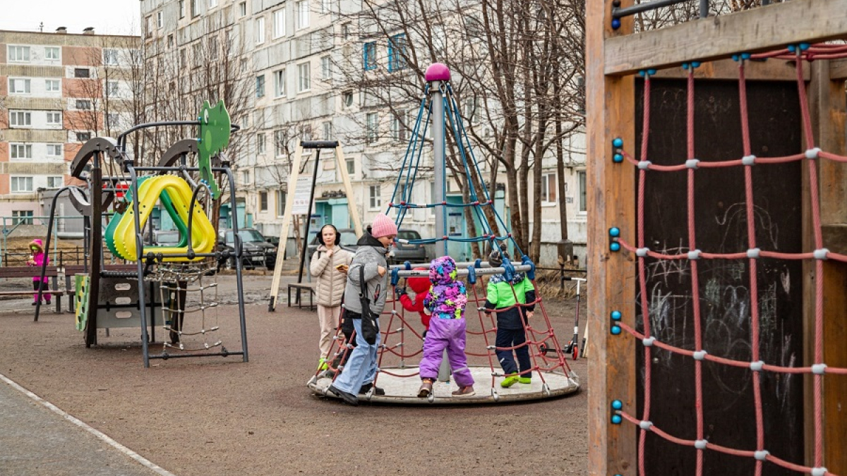 дети играют на площадке