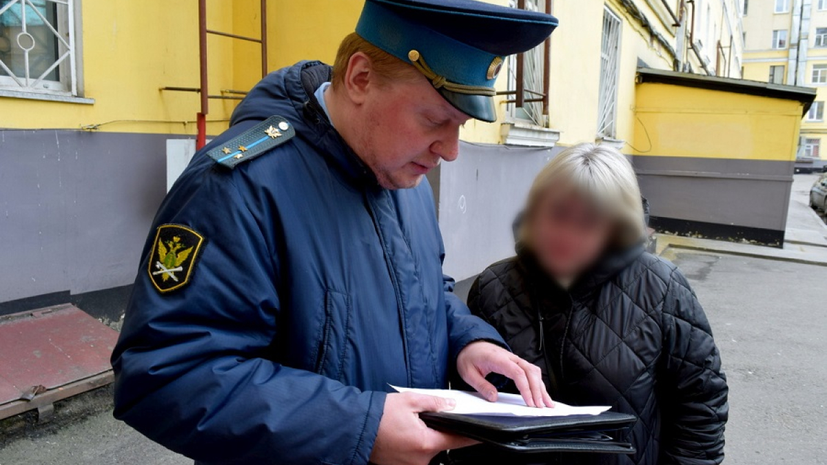 судебный пристав разговаривает с женщиной