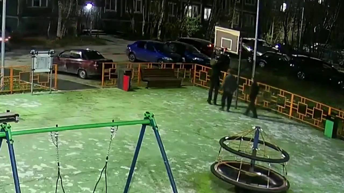 Дети ломают спортиную площадку