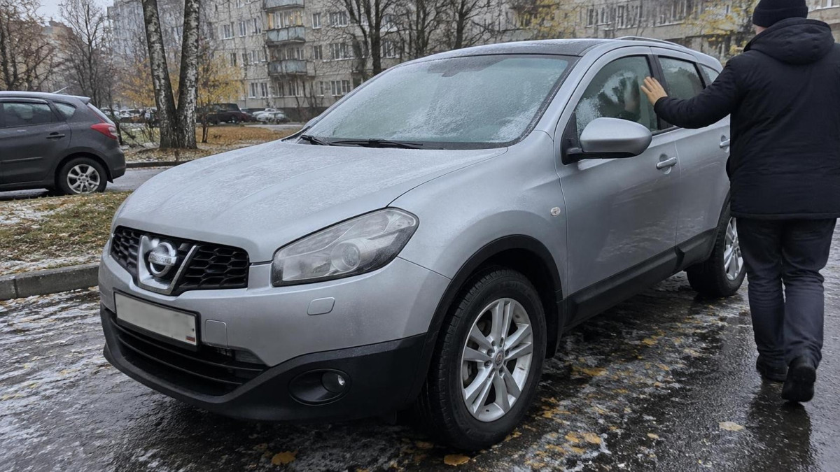Серебристый кроссовер Nissan Qashqai с инеем на лобовом стекле осенним утром