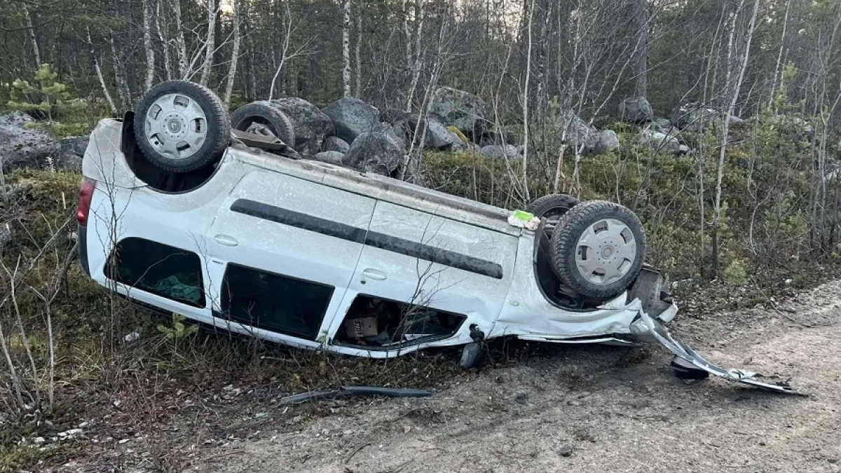 перевернутый автомобиль после аварии