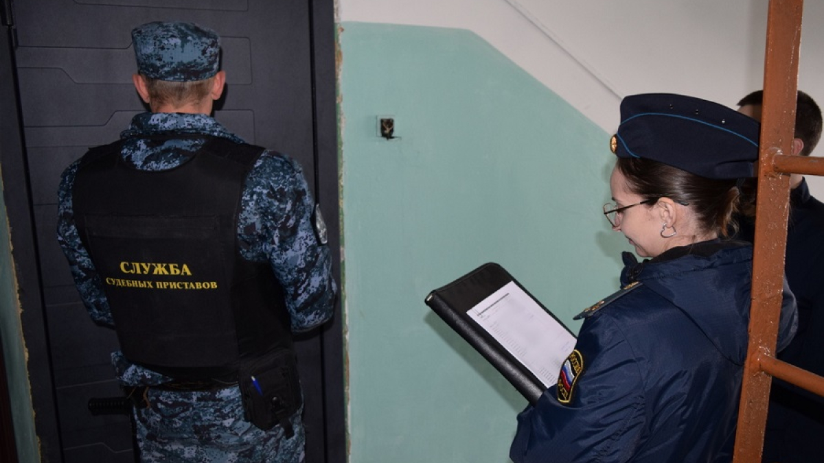 приставы стоят возле квартиры