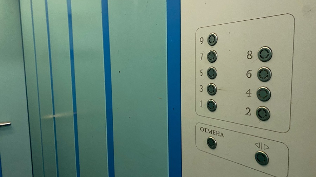 кнопки в кабине лифта
