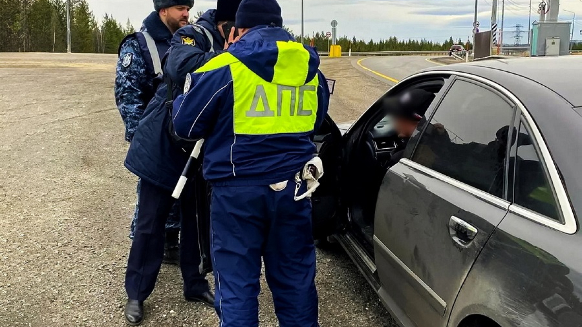 пристав и гаишник возле автомобиля