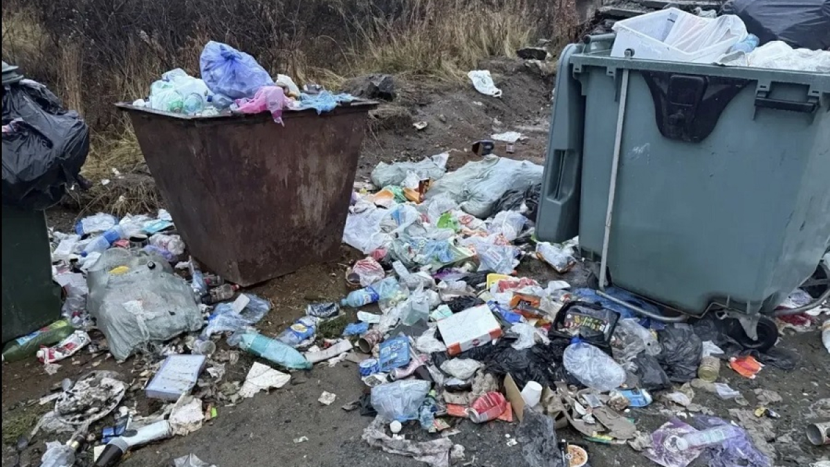 переполненные контейнеры с мусором