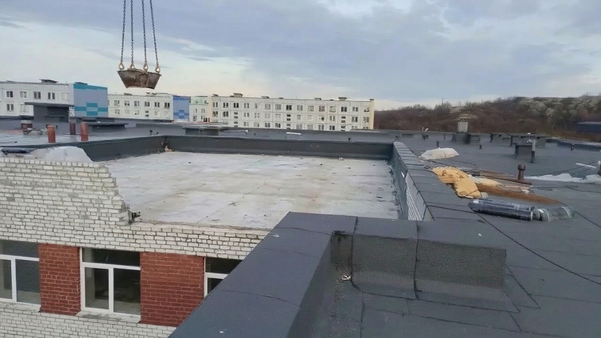 Кровля школы в Заозёрске после ремонта