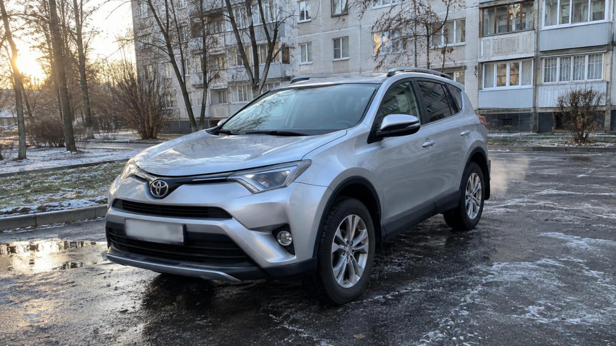 Серебристый Toyota RAV4 во дворе после первых заморозков