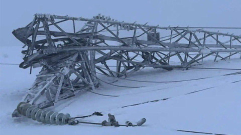 Упавшая опора ЛЭП