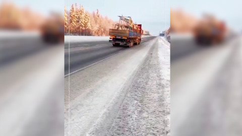 Грузовик везет опору ЛЭП