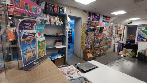 Почтовое отделение с красочными открытками