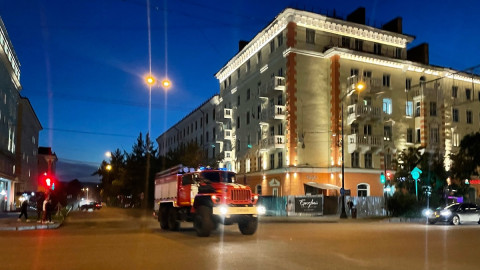 Пожарная машина едет на вызов