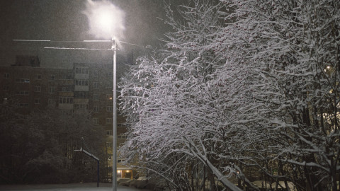 Заснеженная улица с фонарем