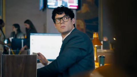 Мужчина в очках перед компьютером