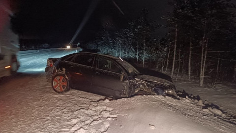 легковой автомобиль въехал в сугроб