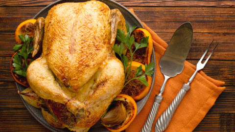 Курица лежит на тарелке