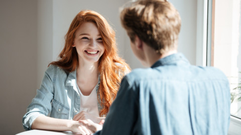 Девушка с парнем общаются