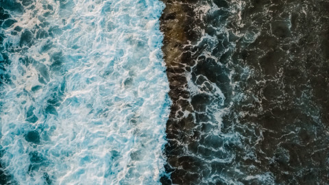 Вода омывает