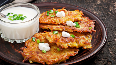 Картофельные оладьи на тарелке