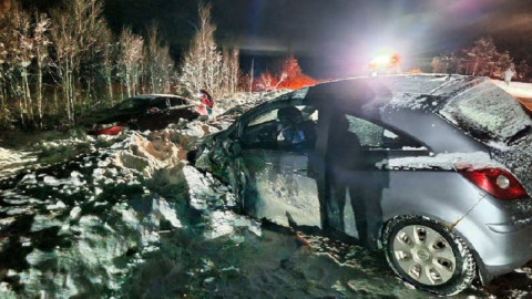 Автомобиль после аварии в сугробе