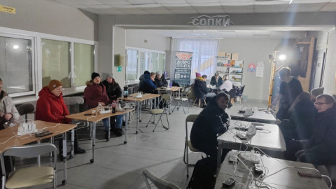 Люди в пункте поддержки