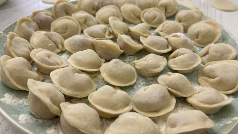 Пельмени лежат на тарелке