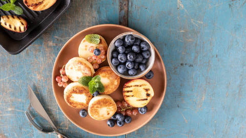 сырники в тарелке на столе