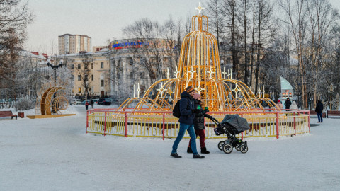 Родители с детской коляской