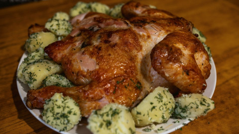 аппетитная курочка с картофелем