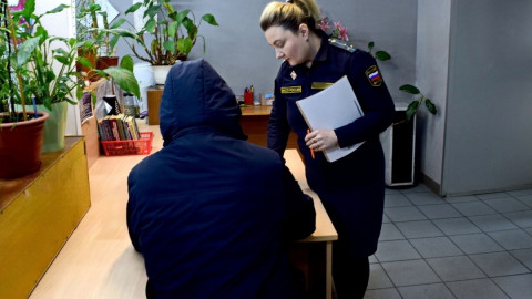 пристав общается с должником