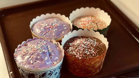 Кексы на противене с посыпкой