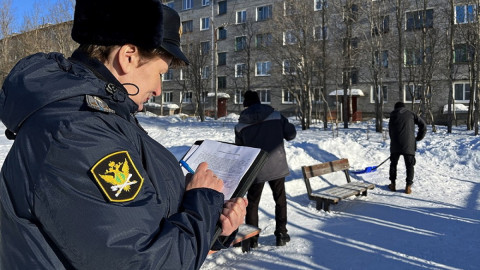 судебный пристав заполняет документы