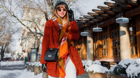 Девушка на улице зимой