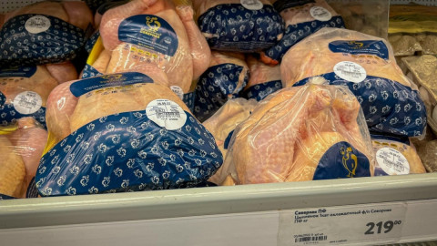 Курица на прилавке на продажу