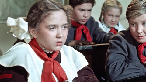 Пионеры СССР сидят за партами