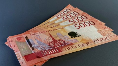 пятитысячные купюры на столе