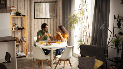 Пара ест в квартире