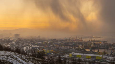 Черный мурманский порт