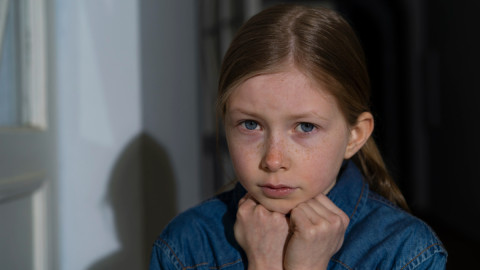 Напряженная девочка смотрит в камеру